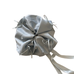 Chouchou élégant en satin bleu avec perles blanches et nœuds en ruban fin