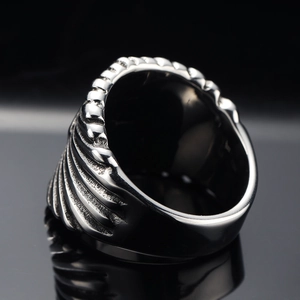 Détail d'une bague en acier inoxydable avec texture nervurée radiale et finition polie
