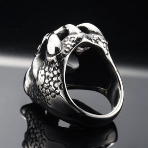 Dettaglio anello punk a forma di artiglio d'aquila in argento vintage con squame
