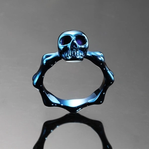 Bague tête de mort gothique en acier titane bleu foncé avec anneau en forme d'os poli