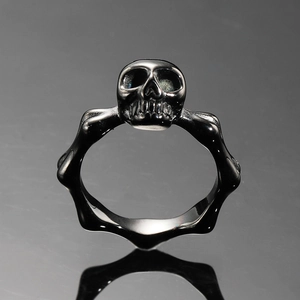 Bague crâne punk rétro en acier poli noir avec design de bande osseuse