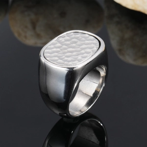 Herren Siegelring aus Titanstahl mit Hammerschlag-Textur und poliertem Silber-Finish