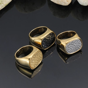 Drei Siegelringe aus Titanstahl mit Hammerschlag-Textur in Gold, Schwarz und Silber