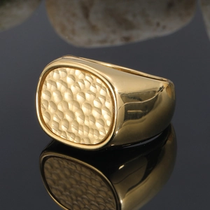 Polierter goldener Titan-Siegelring mit Hammerschlag-Textur für Herren-Modeschmuck