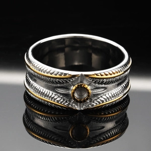 Anello vintage in acciaio inossidabile con rilievo a stella dorata e fascia testurizzata