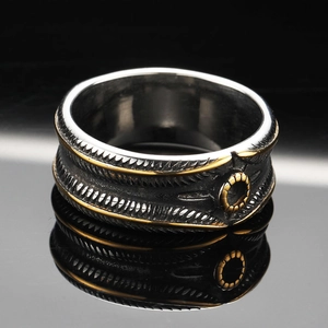 Anello vintage in acciaio inossidabile con motivo piuma ed emblema dorato su nero