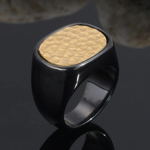 Detail eines Siegelrings für Herren aus Titanstahl mit schwarzem Finish und Hammerschlag