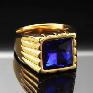 Dettaglio macro di un anello da uomo in titanio dorato con pietra blu quadrata