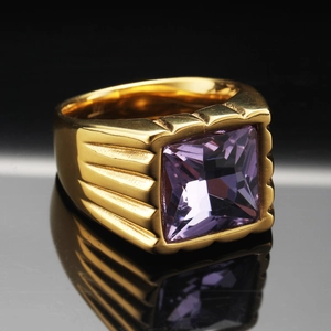 Dettaglio anello da uomo in acciaio inossidabile dorato con gemma quadrata viola