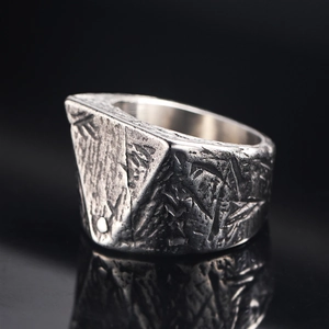 Bague triangle pour homme en acier inoxydable avec texture industrielle de roche