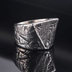 Bague triangulaire en acier inoxydable style industriel vintage avec texture rayée