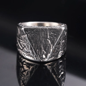 Bague large vintage en acier inoxydable avec des motifs gravés de style rustique