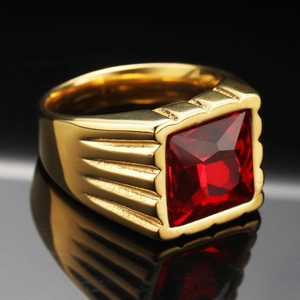 Dettaglio di anello da uomo in oro con una grande pietra preziosa rossa quadrata sfaccettata