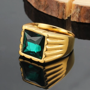 Dettaglio dell'anello da uomo in titanio dorato con grande pietra verde quadrata