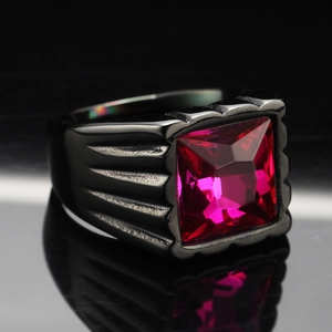 Vista macro di un anello in titanio nero con pietra quadrata viola e fascia strutturata