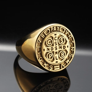 Bague sceau médaille de Saint-Benoît dorée en acier inoxydable avec gravures religieuses