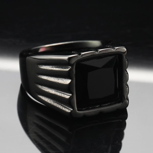 Macro di anello a sigillo in titanio nero con pietra quadrata e dettagli scanalati