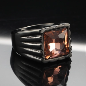 Macro di anello da uomo in acciaio al titanio nero opaco con pietra preziosa arancione quadrata