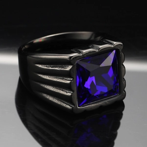 Anello da uomo in acciaio al titanio con gemma blu quadrata e finitura nera