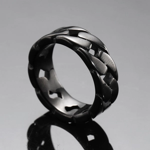 Matter schwarzer Edelstahlring mit kubanischem Kettenglied-Design im industriellen Stil