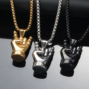 Collier Pendentif Geste Rock en Acier au Titane Rétro Hip Hop I Love You Hand Charm Punk Bijoux Pour Hommes Femmes Unisexe