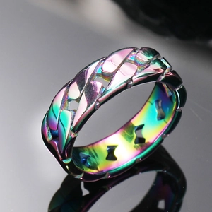 Makroaufnahme von kuberring aus Edelstahl in Regenbogenfarben mit Hochglanzfinish