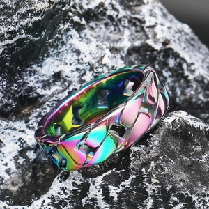 Nahaufnahme des schillernden Regenbogen-Kettenrings aus robustem Edelstahl
