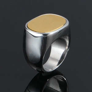 Bague chevalière en acier inoxydable poli avec plateau ovale doré en métal brossé fin