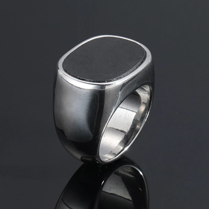 Bague chevalière pour homme en acier inoxydable avec insert noir mat et finition polie