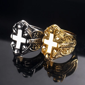 Bagues gothiques punk avec crâne et croix en argent et or avec relief vintage sur fond noir