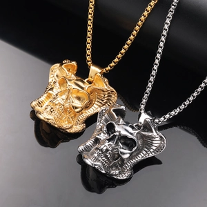 Pendentifs crâne punk rétro en or et argent sur surface noire réfléchissante élégante