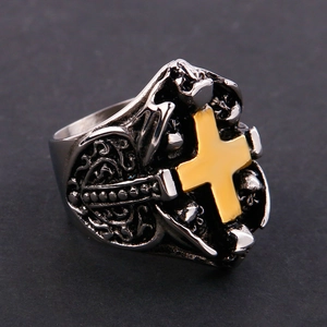 Détail macro de la bague tête de mort gothique avec croix dorée et textures en acier vintage