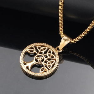 Collier Arbre de Vie doré avec pendentif nœud celtique et chaîne box sur fond noir