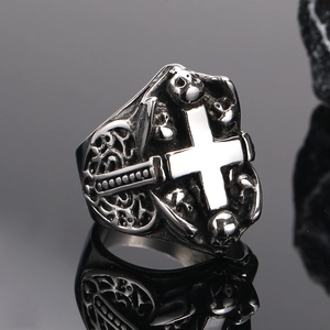 Détails macro d'un anneau gothique punk avec reliefs de crâne et croix en acier robuste