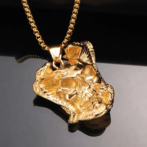 Pendentif tête de mort doré rétro punk nordique avec chaîne en acier sur fond noir élégant