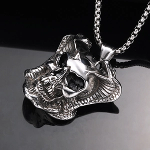 Détail macro du pendentif gothique crâne et cobra avec des textures en acier poli brillant
