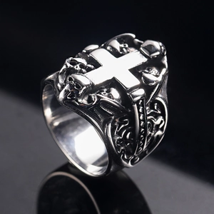 Détail d'une bague punk gothique avec crâne et croix, finition en métal de style vintage