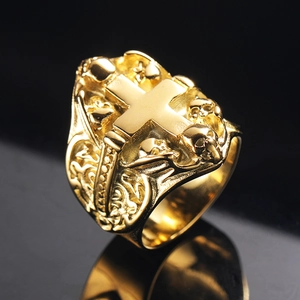 Bague gothique pour homme en titane doré avec reliefs de croix et têtes de mort