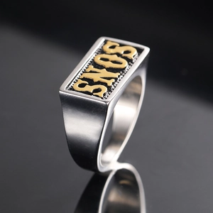 Bague chevalière homme en acier inoxydable avec lettrage Sons doré et fond noir texturé