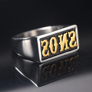 Bague pour homme en acier inoxydable style gothique Sons argent et or sur fond noir