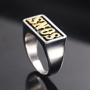 Bague chevalière homme en acier inoxydable avec lettrage SONS doré et fini argent mat