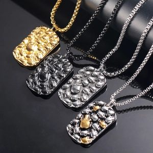 Collier Pendentif Carré Crâne en Acier Titane Hip Hop Bijoux Gothique Punk Gaufré pour Hommes Femmes Accessoires Streetwear