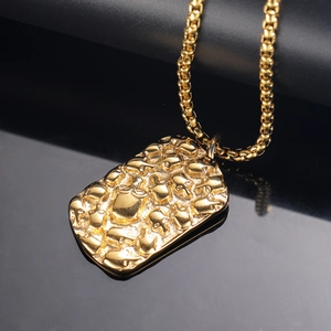 Pendentif carré doré style hip-hop avec crânes en relief 3D et chaîne à mailles rondes