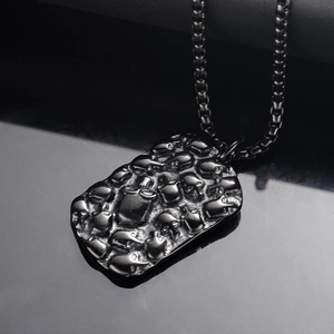 Pendentif carré gothique en acier inoxydable noir avec motifs de crâne en relief 3D