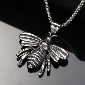 Collier Pendentif Abeille Papillon de Nuit en Acier Inoxydable pour Hommes Bijoux Punk Gothique Animal Ton Argent