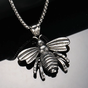 Pendentif papillon de nuit vintage en acier titane avec un design rétro détaillé