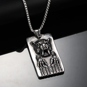 Collier hip hop en acier titane avec un pendentif tête de tigre détaillé sur une chaîne