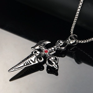 Collana con pendente vajra in acciaio inossidabile stile punk con pietra rossa