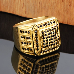 Anello quadrato di lusso dorato da uomo con pavé di zirconi neri in stile hip hop