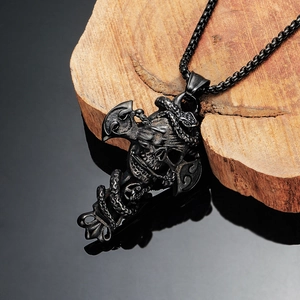 Colgante de cruz punk gótica en acero inoxidable con calavera y serpiente sobre madera